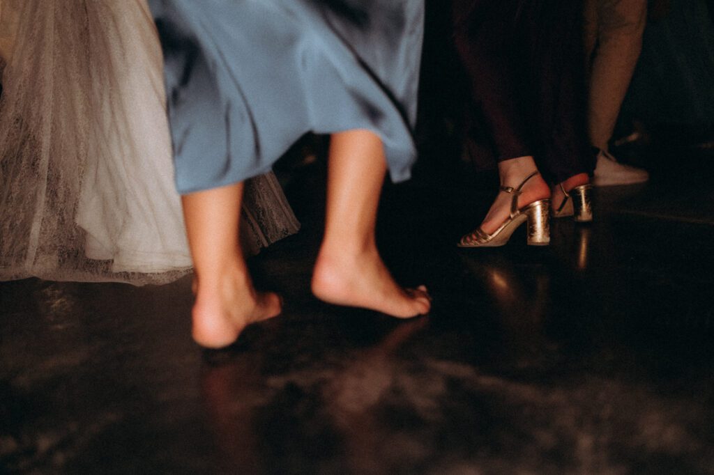 Pieds nus sur la piste de danse, bas d'une robe bleue