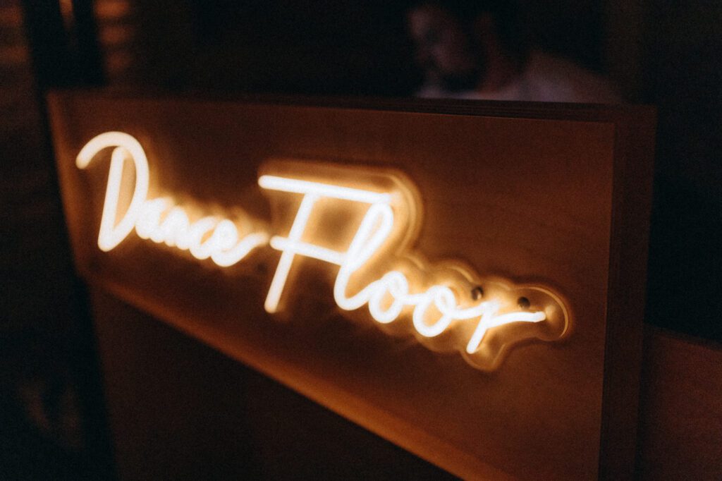 Néon "Dance Floor" pendant la soirée de mariage au Domaine de Tourieux