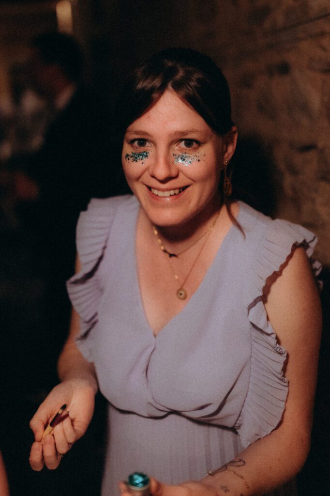 Invitée aux joues pailletées et au sourire radieux, bar à paillettes du mariage