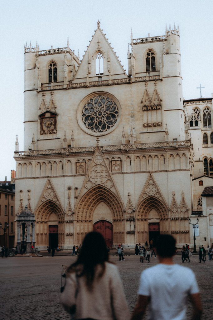 Cathédrale Saint-Jean à Lyon, couple au premier plan pendant une love session
