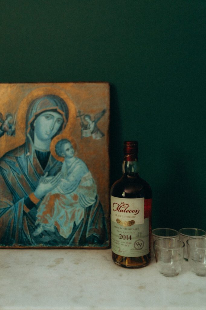 Icône ancienne, bouteille et verres posés sur une table, décoration chinée