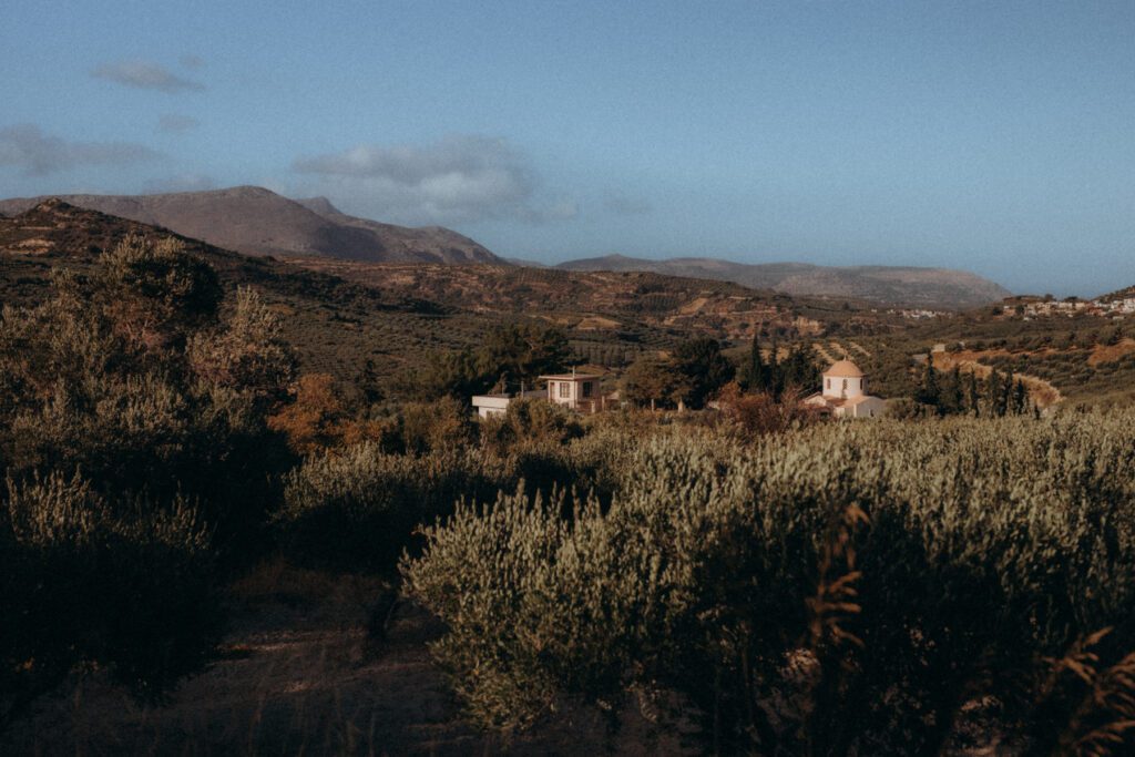 Collines d’oliviers et petite chapelle au crépuscule en Crète, avant un mariage en petit comité