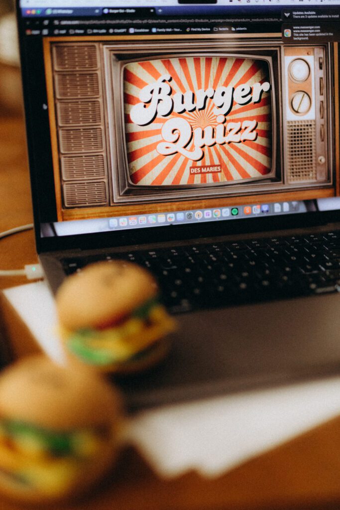 Écran d’ordinateur affichant un Burger Quizz maison, deux mini burgers au premier plan