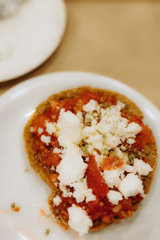 Dakos crétois, tomate fraîche et feta émiettée sur du pain