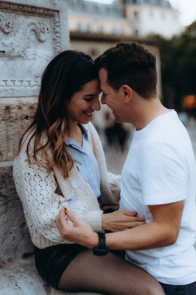 Couple assis front contre front, love session dans le Vieux Lyon