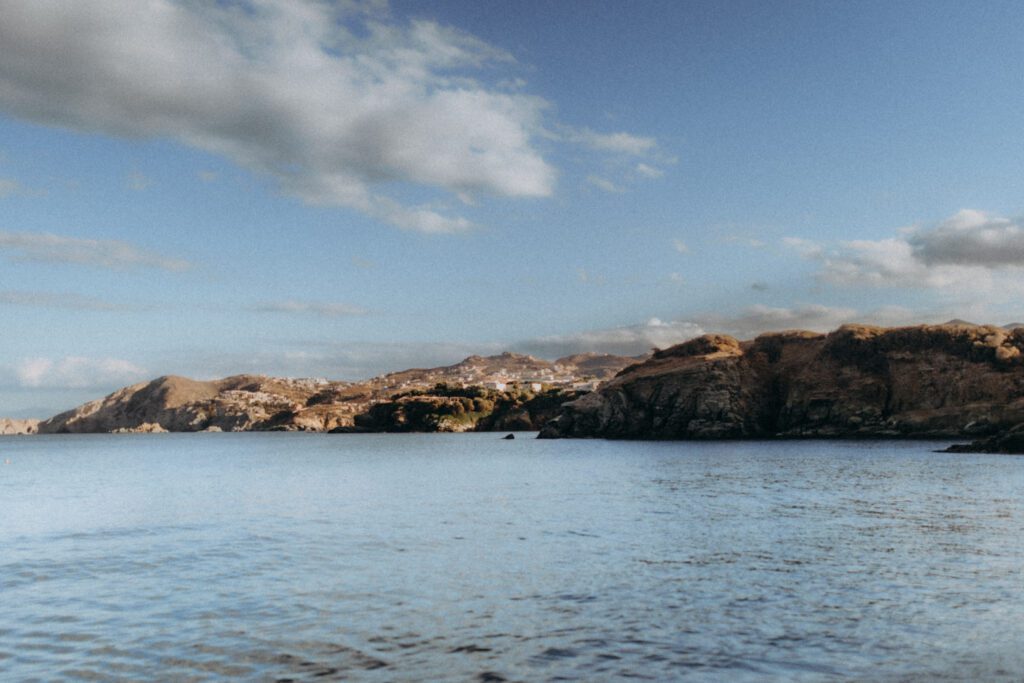 Crique d’Agia Pelagia en Crète, mer calme et côte rocheuse sous un ciel nuageux
