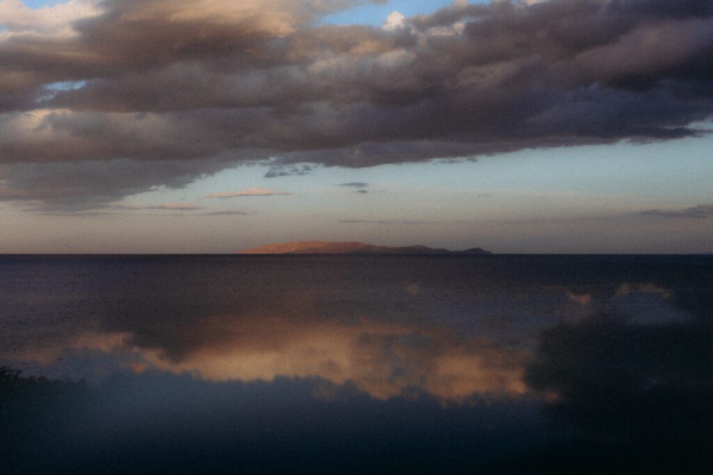 Mer au crépuscule en Crète, nuages et reflets roses sur l’eau calme