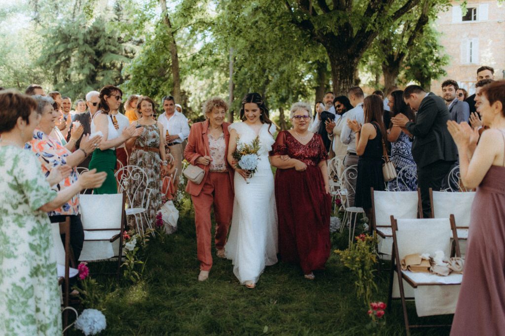 La mariée accompagnée de ses dames d'honneur lors de la cérémonie laïque Domaine de Tourieux