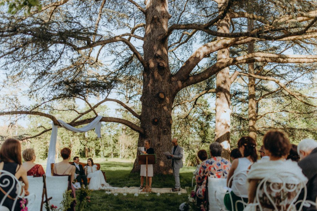  Cérémonie laïque sous un grand arbre au Domaine de Tourieux, mariage de mai