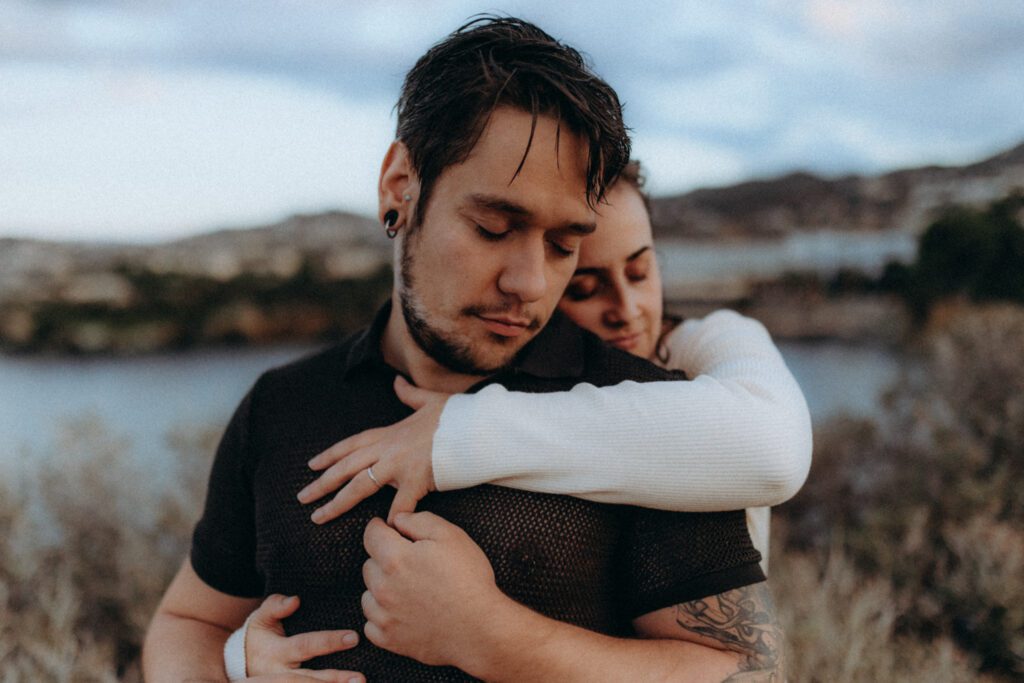 Marvin les yeux fermés, Elodie blottie contre lui, séance de couple en Crète